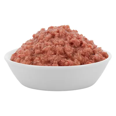 Skål med fuktigt, finfördelat kött. Visar innehållet i en våtfoderprodukt.