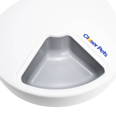 Closer Pets -merkkinen valkoinen ja harmaa muovinen lemmikin ruokakuppi, näkyvissä yksi kolmionmuotoinen lokero