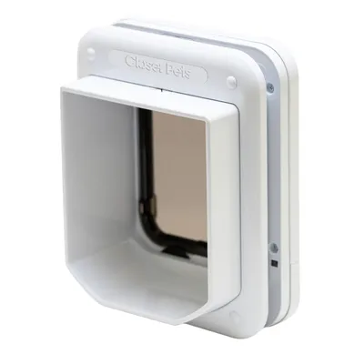 Chatière blanche en plastique avec rabat transparent, marque Closeet Pets visible sur le dessus.