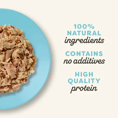 100% natural ingredients, contains no additives, high quality protein – tekst w języku angielskim widoczny obok porcji karmy na niebieskim talerzu.