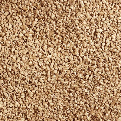 Krupan prikaz smeđih drvenih peleta ili strugotine, moguće prikladnih kao stelja ili materijal za posipanje.