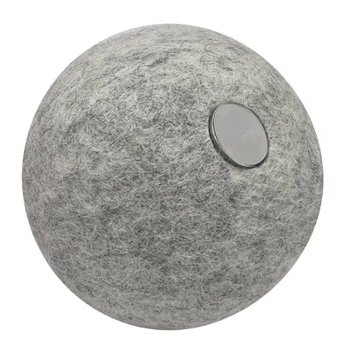 Balle grise en feutre avec un disque métallique visible sur la surface. Aucun texte ou marque n’est affiché.