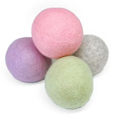 Vier vilten ballen in pastelkleuren: roze, paars, groen en grijs. Materiaal: vilt. Geen merknaam of tekst zichtbaar.