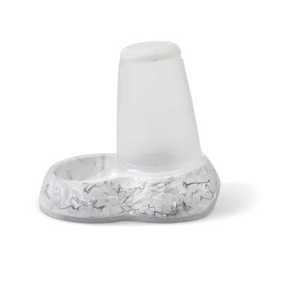 Plastový dávkovač krmiva a vody s mramorovým designem, skládající se z misky a průhledné nádoby.