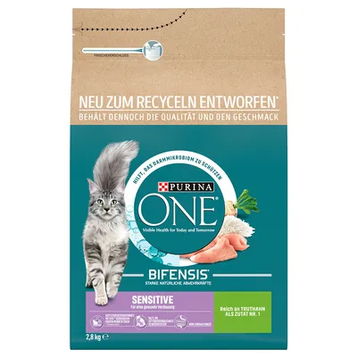 Purina ONE Bifensis Sensitive kattenvoer, 2,8 kg. Tekst op verpakking: 'NEU ZUM RECYCLEN ENTWORFEN', 'Reich an Truthahn als Zutat Nr. 1', zichtbare kat en kalkoenstukjes.