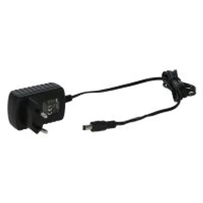 Czarny zasilacz sieciowy z wtyczką i przewodem zakończonym okrągłym złączem. Widoczne oznaczenia techniczne na obudowie.