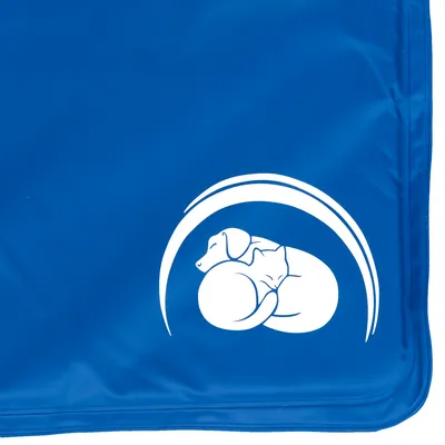 Prodotto blu con logo bianco: cane e gatto sdraiati insieme, circondati da un cerchio ondulato.