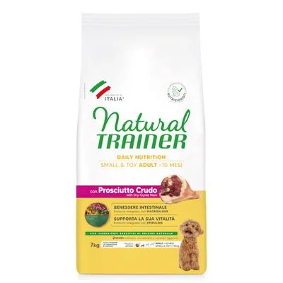 Zak Natural Trainer Daily Nutrition Small & Toy Adult >10 Mesi, met Prosciutto Crudo. 7 kg. Tekst in het Italiaans en Engels zichtbaar op verpakking. Afbeelding van kleine hond onderaan.
