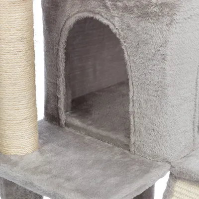 Когтеточка с серой плюшевой обивкой, домик с круглым входом и столб с сизалевой обмоткой.