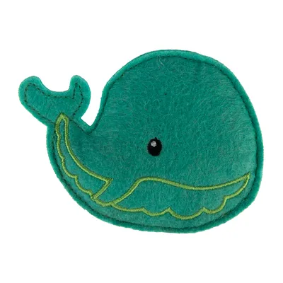 Jouet en forme de baleine, tissu vert avec broderies jaunes et œil noir visible. Aucun texte ou marque apparente.