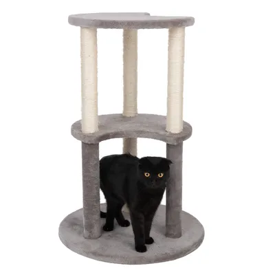 Rascador gris de tres niveles con postes envueltos en sisal, gato negro en el nivel inferior.