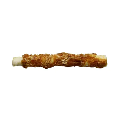 Baton pentru câini, format dintr-un rulou alb acoperit cu un strat maro de carne uscată. Fără ambalaj sau marcă vizibilă.