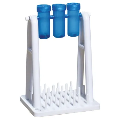 Muovinen teline, jossa kolme sinistä sylinterimäistä säiliötä ylhäällä ja valkoinen alusta, jossa useita pystyssä olevia tappeja.