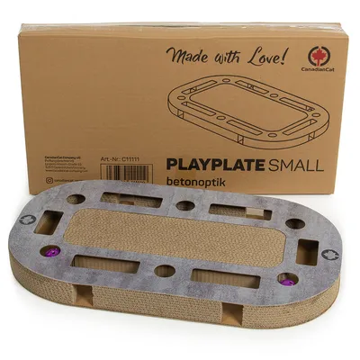 CanadianCat Playplate Small betonhatású, karton "Made with Love" felirattal, cikkszám: C11111, papír játékfelület beépített nyílásokkal és lila golyóval.