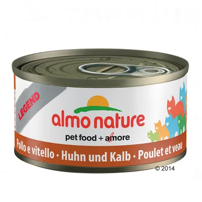 Lata de comida para animais Almo Nature Legend. Texto visível: pet food + amore, Pollo e vitello, Huhn und Kalb, Poulet et veau.