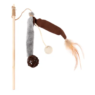 Caña de juguete de madera con felpa gris, tela marrón, una bola de ratán, una bola de madera y plumas en el extremo.
