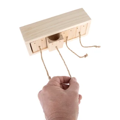 Träleksak med rep, hand drar i ett rep. Interaktiv produkt för att främja skicklighet.