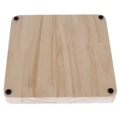 Drewniana płyta z czterema czarnymi, antypoślizgowymi nóżkami w rogach, odpowiednia do stabilnego ustawienia.