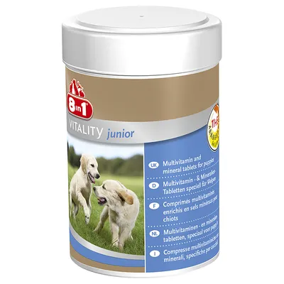 Boîte 8in1 VITALITY junior, comprimés multivitaminés enrichis en sels minéraux pour chiots, photo de deux chiots jouant sur l’étiquette, texte en plusieurs langues visible.