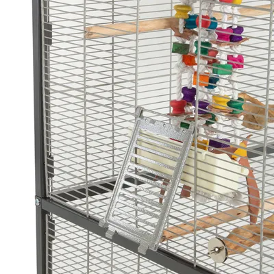 Vogelkäfig aus Metall mit Spielzeug aus bunten Holz- und Seilelementen, Sitzstangen und herausnehmbarer Futterschale.