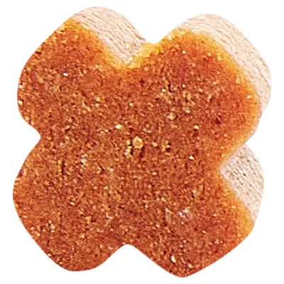 Primo piano di un croccantino arancione-marrone a forma di stella con texture visibile.