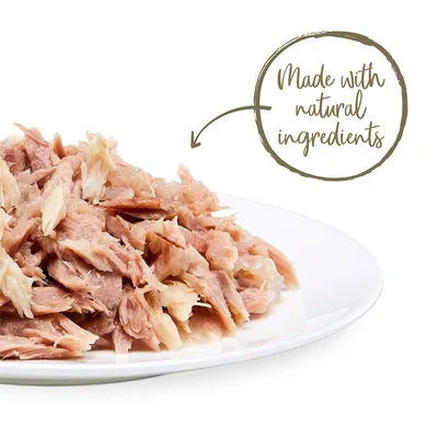 Lautasella annos vaaleaa lihaa, vieressä englanninkielinen teksti: Made with natural ingredients.