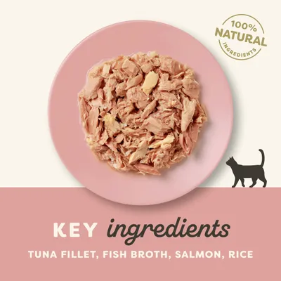 100% naturalne składniki. Kluczowe składniki: tuna fillet, fish broth, salmon, rice. Na zdjęciu kawałki ryby na różowym talerzu, sylwetka kota.