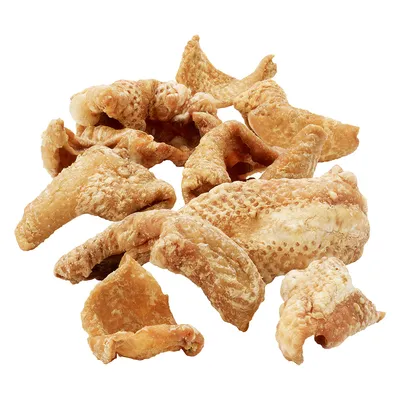 Gedroogde stukjes varkenshuid, knapperig en goudbruin, geschikt als snack voor huisdieren.