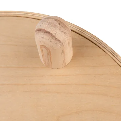 Runde Holzplatte mit abgerundeter Holzhalterung, naturbelassenes Material.