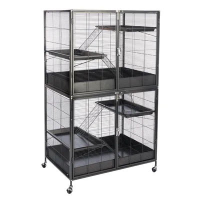 Grande gabbia in metallo nera con quattro porte, più livelli e rampe. Gabbia su ruote per facile spostamento.