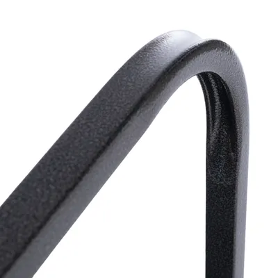 Detailaufnahme eines schwarzen Metallrahmens mit glatter Oberfläche.