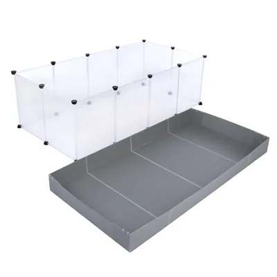 Enclos modulable pour petits animaux, parois transparentes en plastique et base grise rigide, éléments assemblés avec connecteurs noirs visibles.