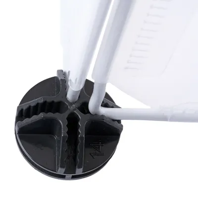 Pied en plastique noir avec rainures et tiges métalliques blanches insérées, chiffre 14 visible sur la base. Détail d’un élément d’assemblage pour barrière ou grille.