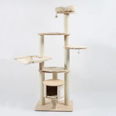 Kratzbaum mit mehreren Ebenen, Sisalstämmen, gepolsterten Liegeflächen, Hängematte und Höhle. Beige Farbton, geeignet für Katzen zum Klettern und Entspannen.