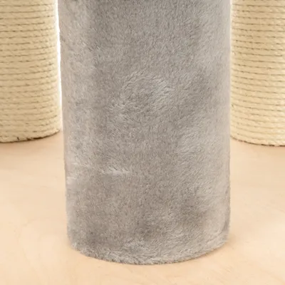 Kratzbaum-Säule mit grauem Plüschbezug und naturfarbenem Sisal für Krallenpflege.