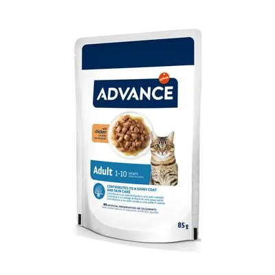 ADVANCE Adult 1–10 years kattenvoer met kip, afbeelding van natvoer en kat op verpakking, 85 g. Tekst: draagt bij aan een glanzende vacht en huidverzorging, geen kunstmatige kleurstoffen.