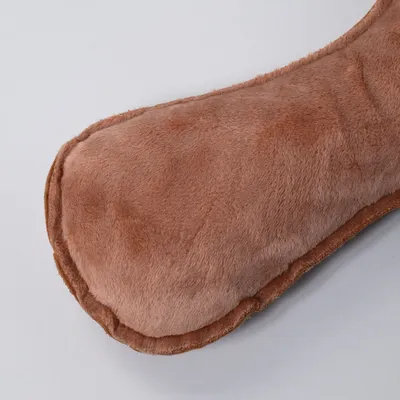 Braunes, weiches Hundespielzeug in Knochenform aus Plüschmaterial.