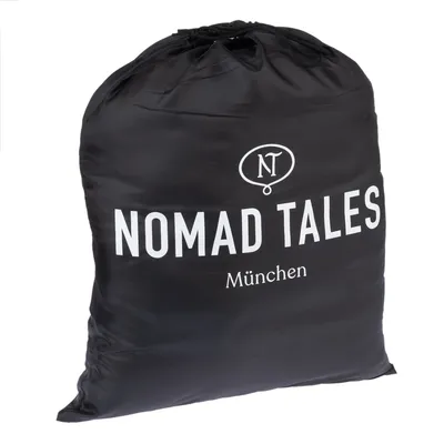 Nomad Tales München. Schwarzer Beutel mit weissem Logo und Schriftzug.