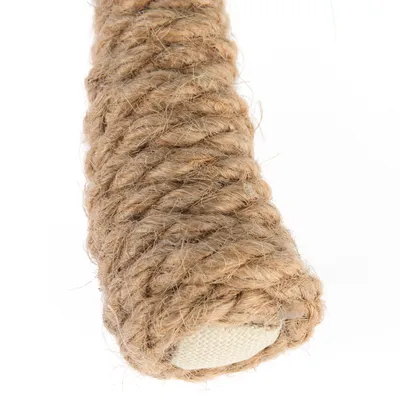 Primer plano de una cuerda de sisal, color beige, enrollada densamente. Material visible para rascadores o productos para mascotas.