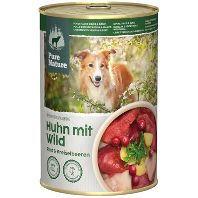 Pure Nature Premium nedves eledel csirkével, vadhússal, marhával és vörösáfonyával. Gabonamentes, 0% mesterséges adalék. Húsdarabok és vörösáfonya látható.