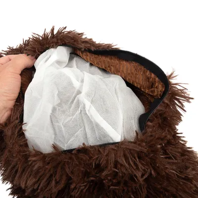 Nahaufnahme eines braunen, flauschigen Bezugs mit Reissverschluss, der ein weisses Netz-Innenfutter zeigt.