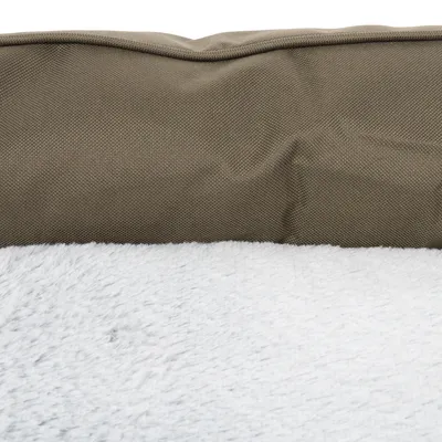 Nahaufnahme eines braunen Stoffrandes und einer weissen, flauschigen Oberfläche. Materialkombination aus robustem Stoff und weichem Plüsch sichtbar.