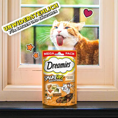 Dreamies Shake Ups multivitamini perutninski piknik, mega pakiranje, neustavljivo za mačke in mladiče. Samo 2 kcal na kos. Embalaža pred oknom s mačko v ozadju.