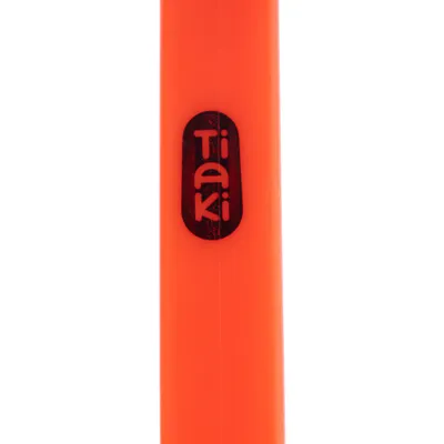 Tiaki-Logo auf einem orangefarbenen Produkt.