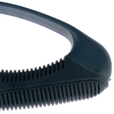 Közelkép egy fekete műanyag fogantyúról bordázott felülettel, ergonomikus fogásra alkalmas.