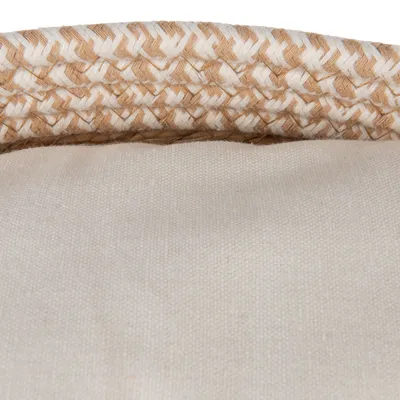 Gros plan sur le bord tressé beige et blanc d’un panier avec intérieur en tissu écru, matériaux visibles : corde et toile.