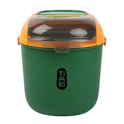 Contenedor de comida verde con tapa naranja y cierre transparente, marca Tiaki.