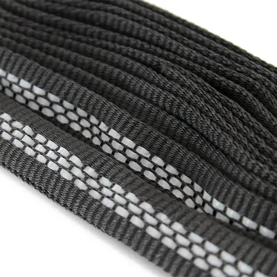 Nahaufnahme eines schwarzen Netzmaterials mit weissen Streifen, geeignet für verschiedene Anwendungen.