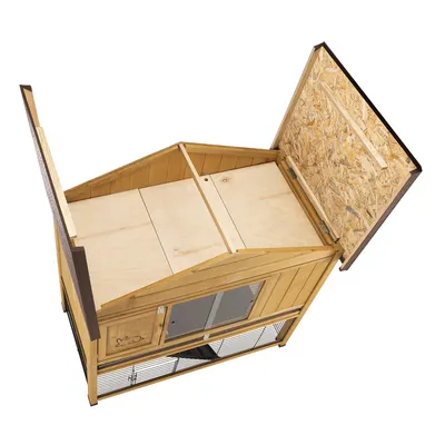 Holz-Kleintierstall mit geöffnetem Dach, zwei Ebenen, Metall-Gitterwände und Holzverkleidung. Sichtbare Gravur eines Kaninchens auf der Tür.