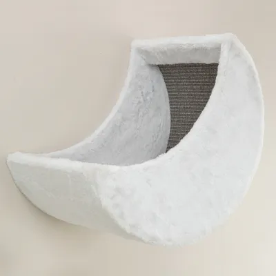 Mensola da parete semicircolare con rivestimento in peluche bianco e superficie tiragraffi grigia in sisal.